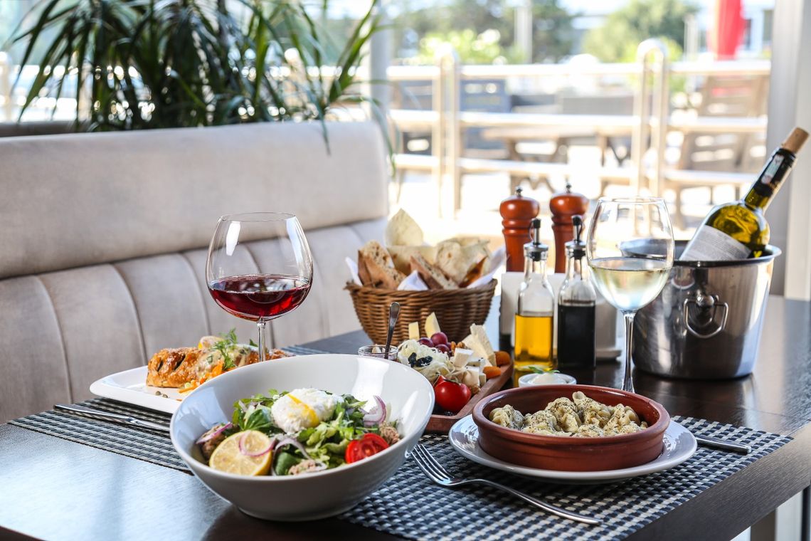 Tapas, antipasti, mezzes - co podać do przekąsek z charakterem?