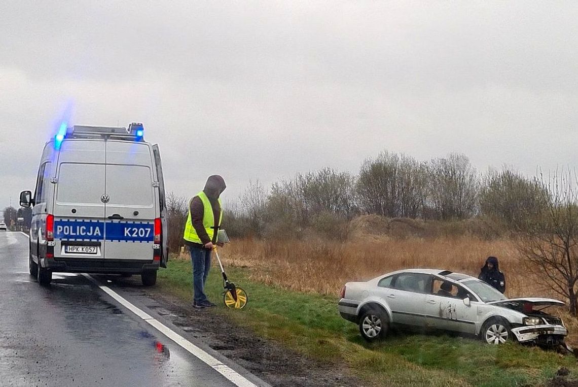 ? Targowiska / DK19. Volkswagen dachował, poszkodowane dzieci