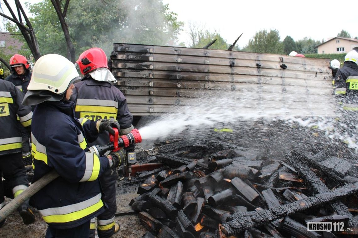 TARGOWISKA: Pożar dużej drewutni. W akcji ponad dwudziestu strażaków
