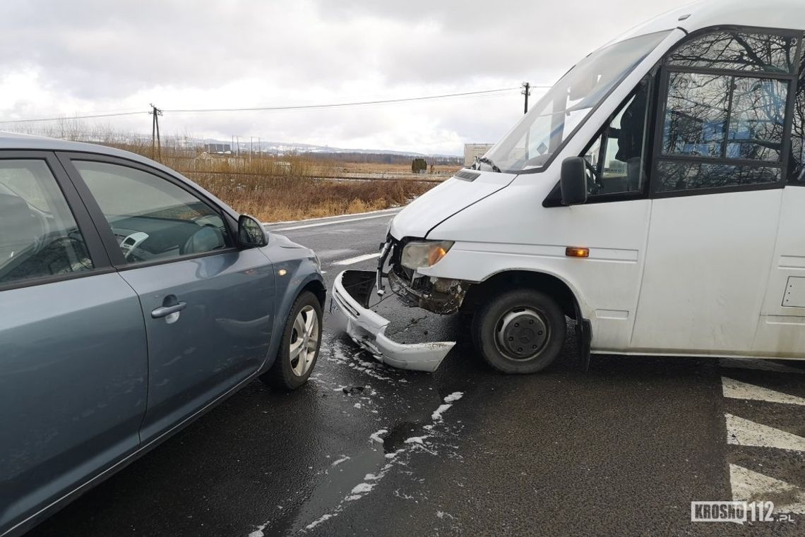 TARGOWISKA: Zderzenie busa z osobówką