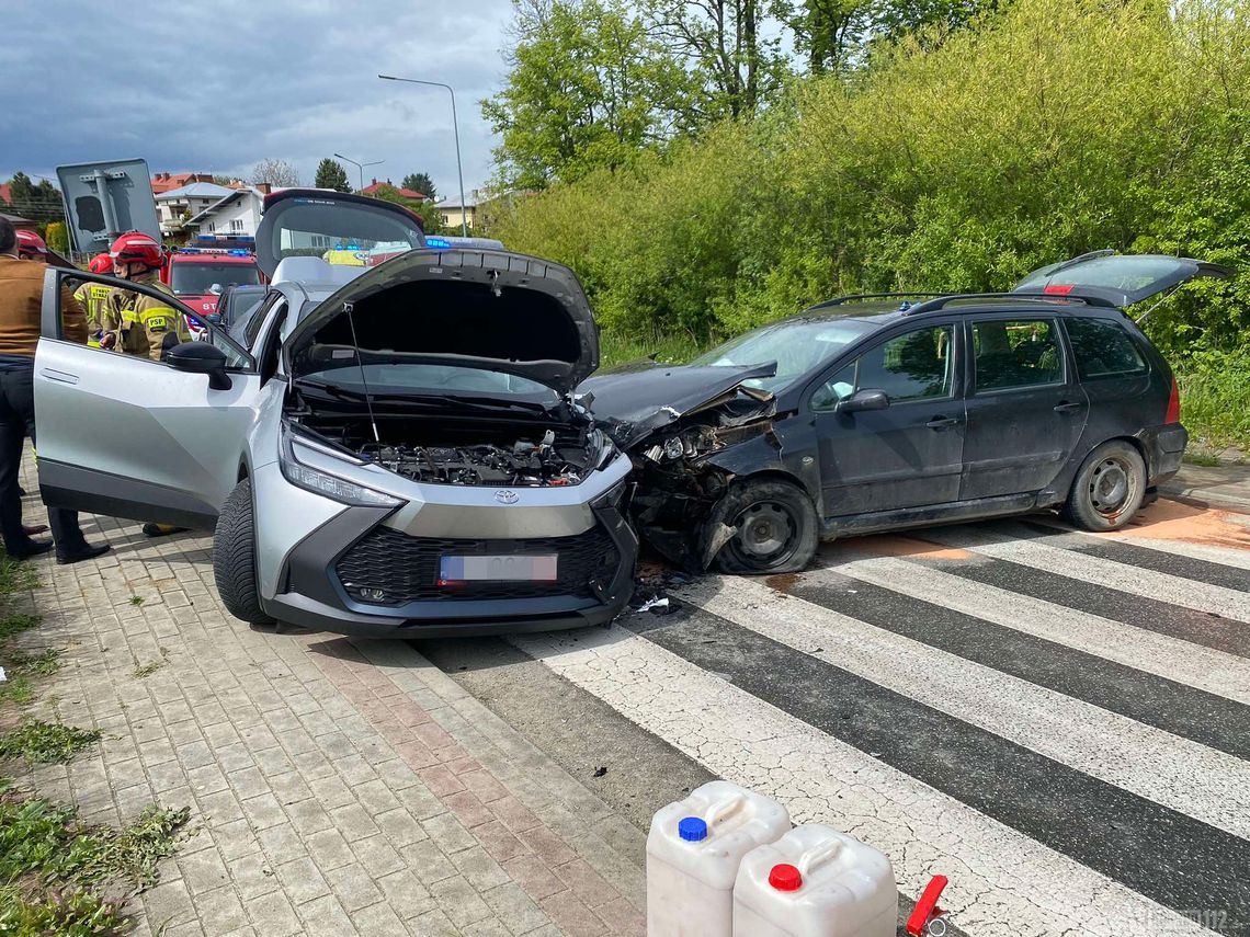 Targowiska. Zderzenie dwóch samochodów osobowych