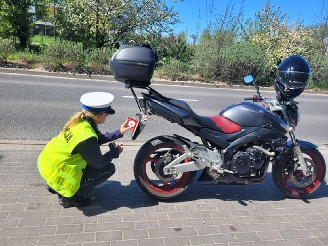 Policja kontroluje motocyklistów z kątomierzami