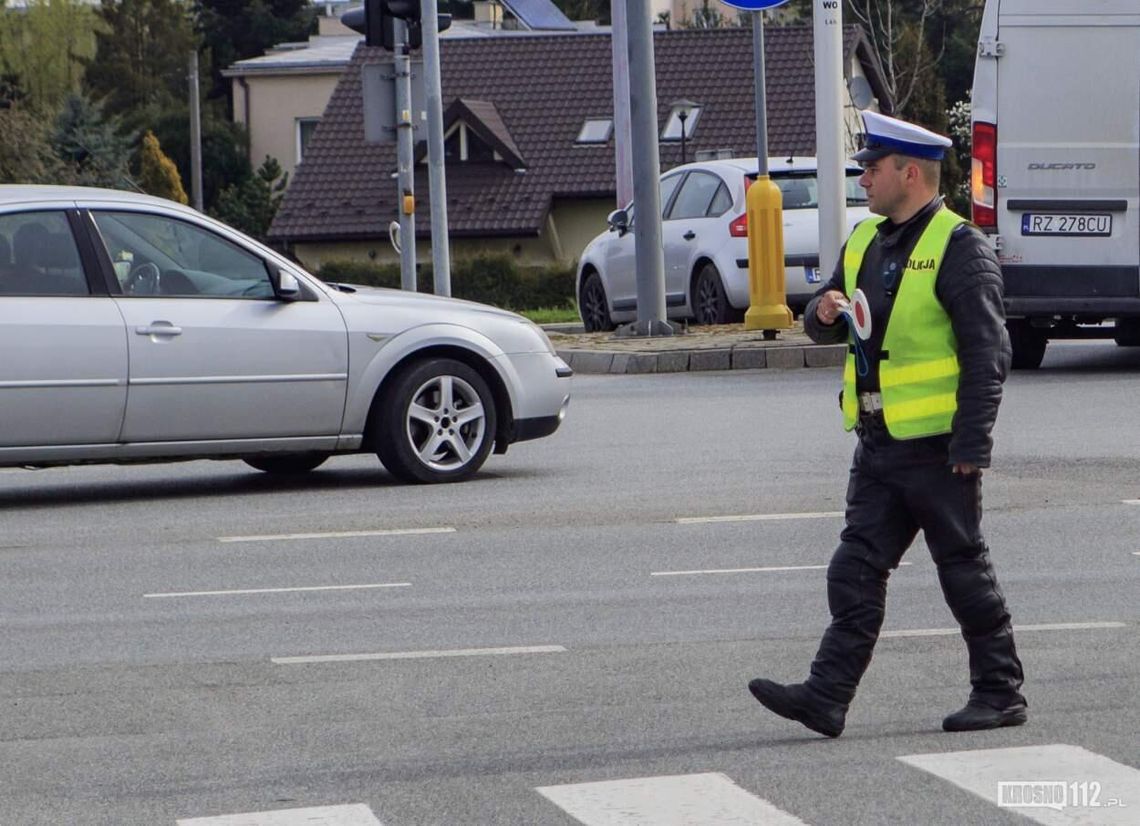 Telefon podczas jazdy i prawie promil alkoholu. 50-latek z Krosna odpowie przed sądem Telefon podczas jazdy i prawie promil alkoholu. 50-latek z Krosna odpowie przed sądem