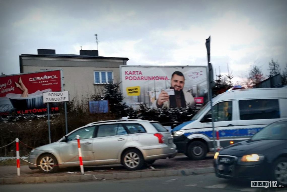 ? Toyotą wjechał w słupek na rondzie Zawodzie. 50-latek był pijany