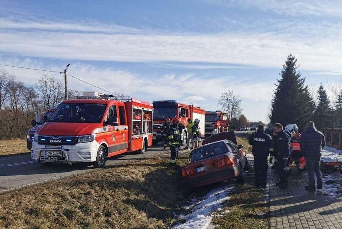? Toyotą wjechała do rowu na DW990 w Ustrobnej