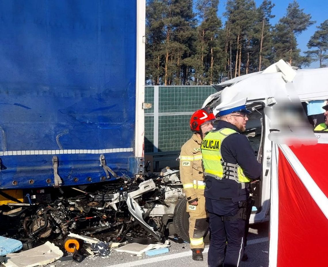 Tragedia na S19. Kierowca busa wjechał pod naczepę. Zginął na miejscu