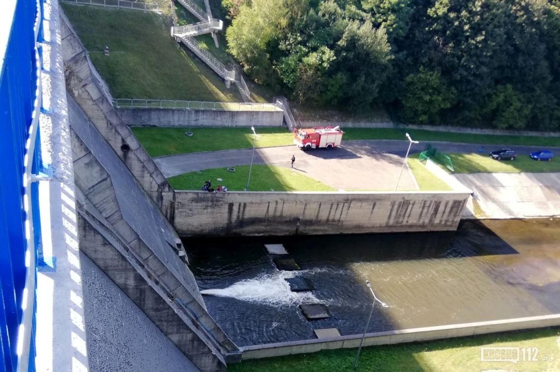 Tragedia w Sieniawie. Mężczyzna skoczył z zapory do rzeki. Nie żyje
