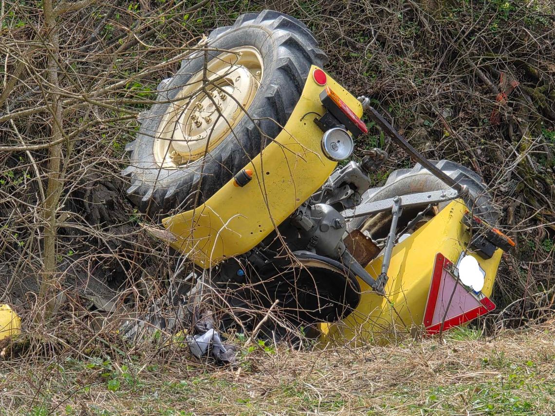 Tragiczny wypadek w Duląbce. Traktorzysta przygnieciony przez ciągnik