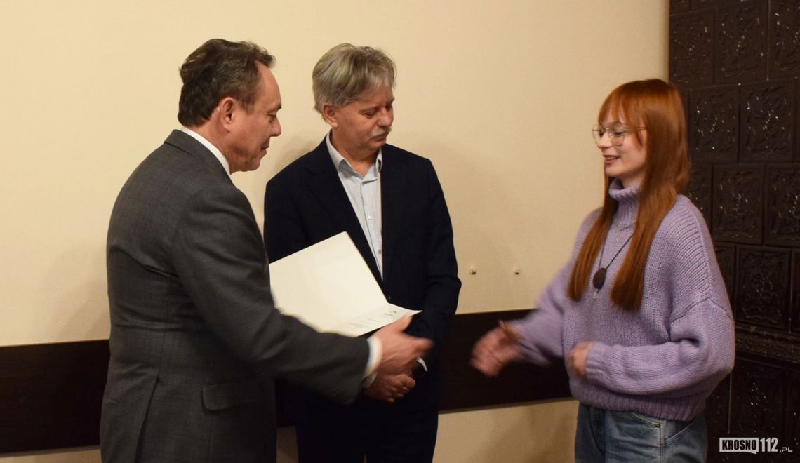 Troje absolwentów krośnieńskiego „Kopernika” będzie otrzymywać comiesięczne wsparcie