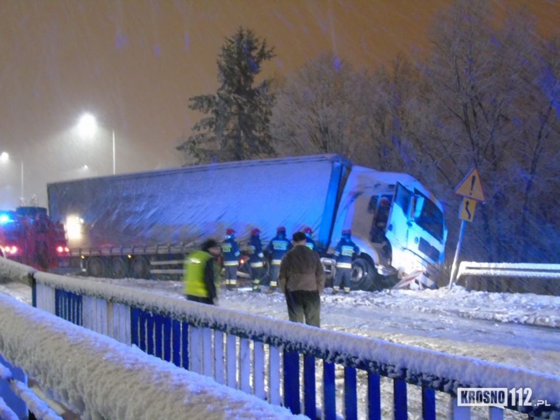 Trudne warunki drogowe. Ciężarówka zawisła nad skarpą