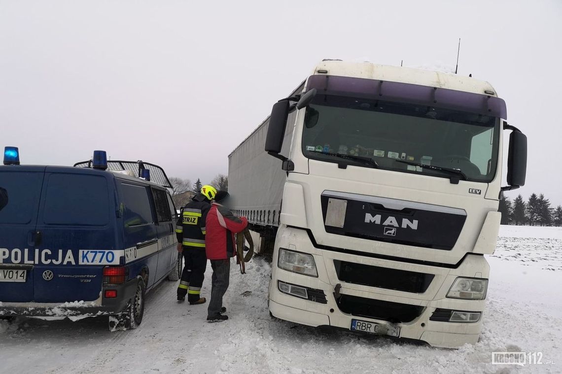 Trudne warunki na drogach. Kolejna ciężarówka wpadła do rowu, tym razem na DW887