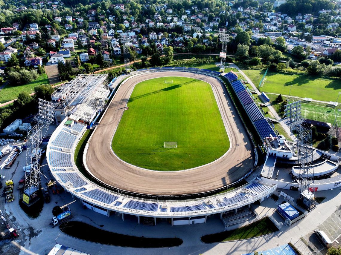 Trwa montaż konstrukcji dachu trybuny na stadionie w Krośnie [POSTĘP PRAC]
