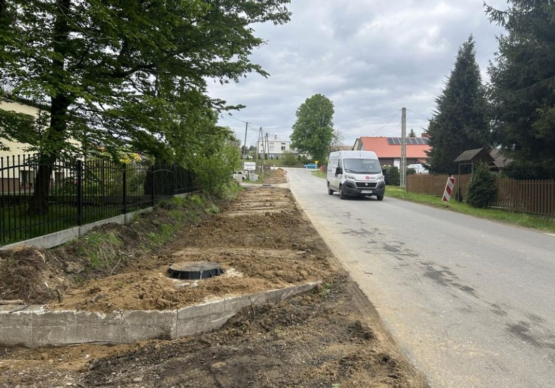 Trwają prace przy budowie nowego chodnika w Bratkówce