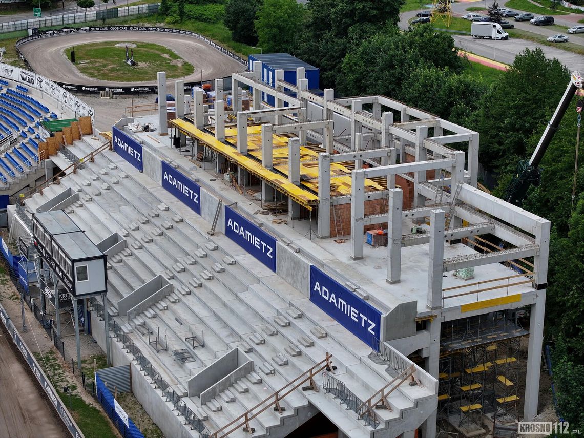 Trybuna kryta na stadionie coraz większa! Zobaczcie postęp prac