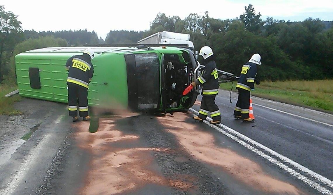 Trzciana: Laweta z busem przewróciła się na jezdni