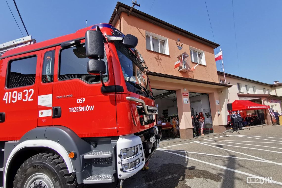 Trześniów. Podczas uroczystości w Wielką Sobotę strażacy uratowali kobietę