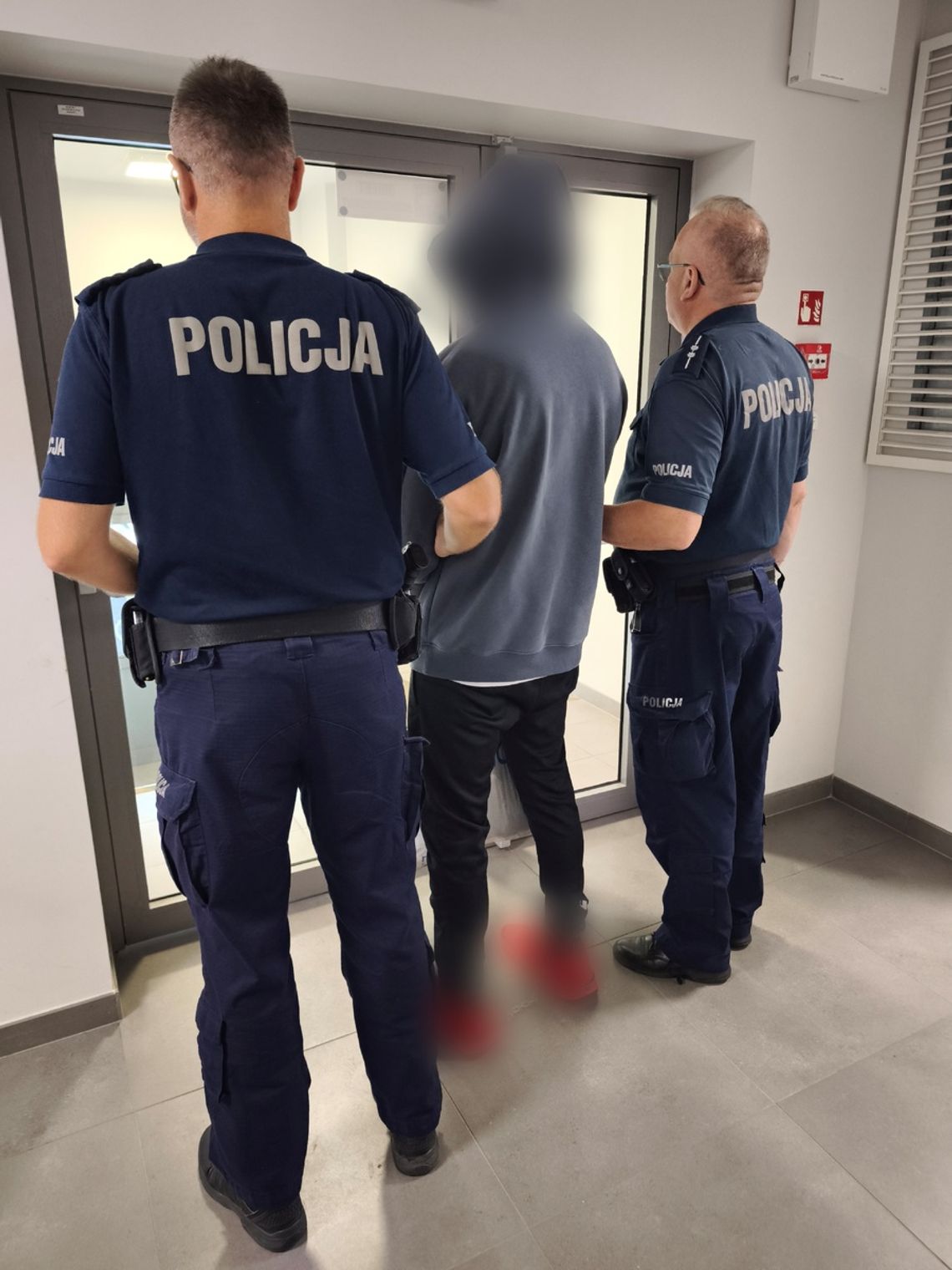 Trzy osoby zatrzymane za brutalne pobicie 25-latka w Krośnie. Wyrzucili go z auta