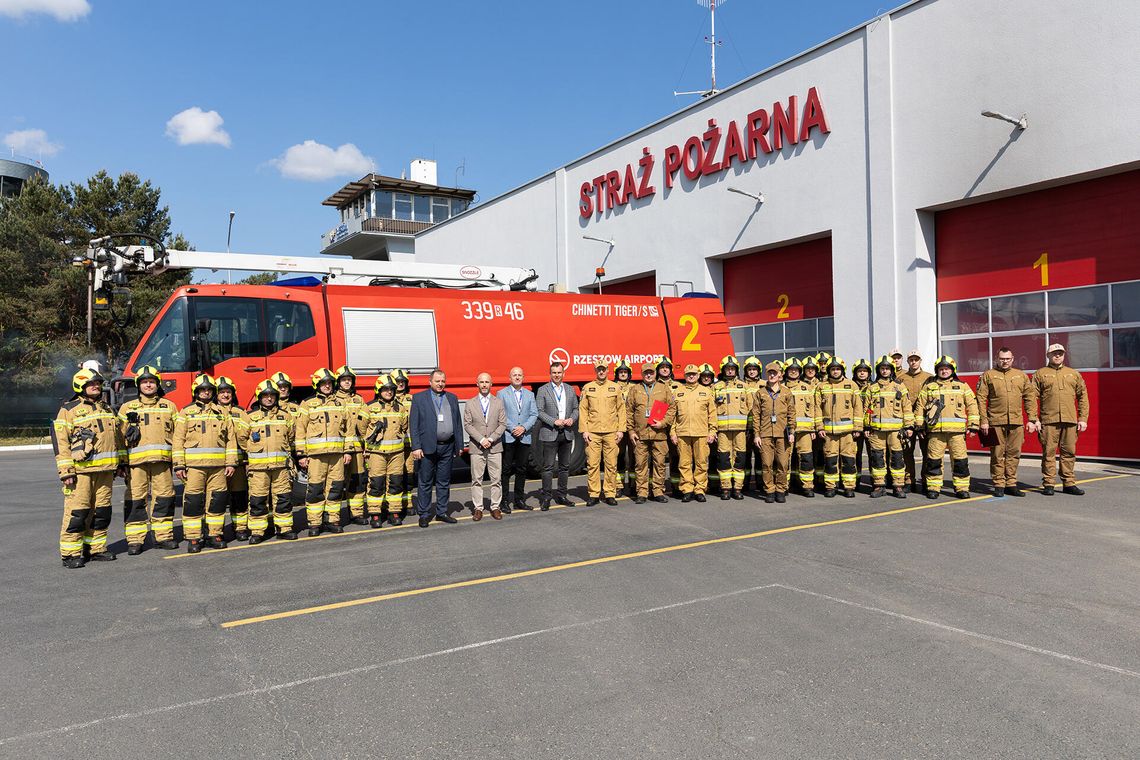 Tu strażacy są na pierwszej linii bezpieczeństwa. Dzień Strażaka na lotnisku Rzeszów-Jasionka