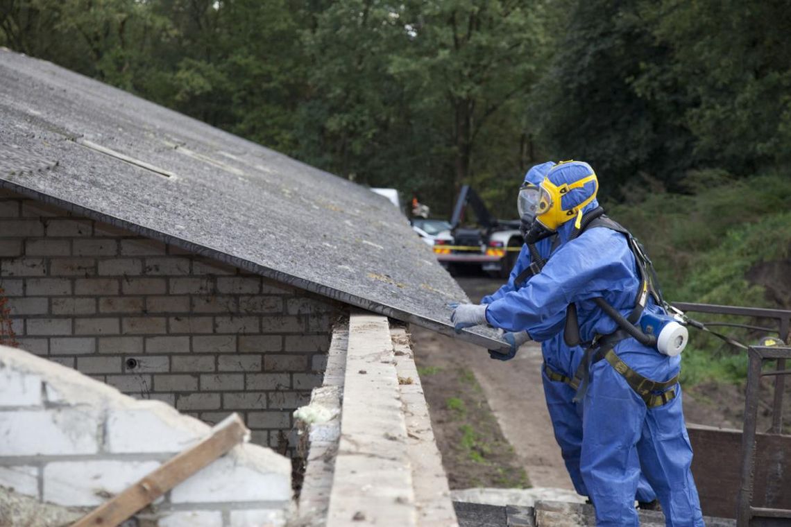 Tykająca bomba na polskich dachach. Z azbestem jeszcze długo sobie nie poradzimy