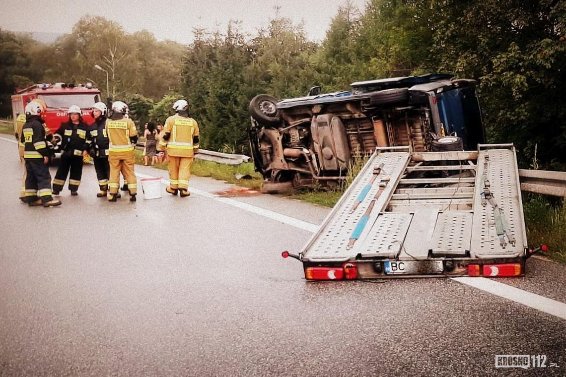 ? Tylawa/DK19. Bus z ośmioma pasażerami na boku