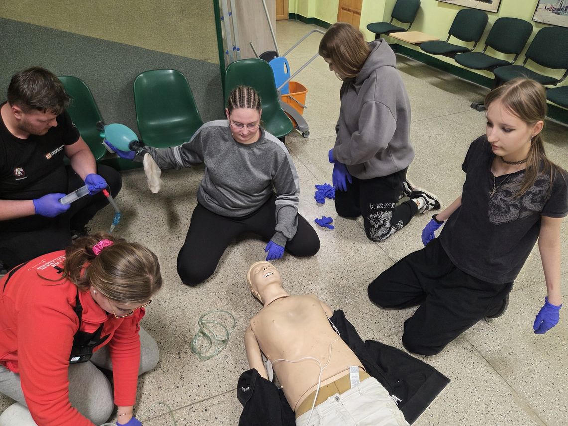 Uczniowie Naftówki zdobyli tytuł ratownika. Poświęcili ferie zimowe na naukę pierwszej pomocy
