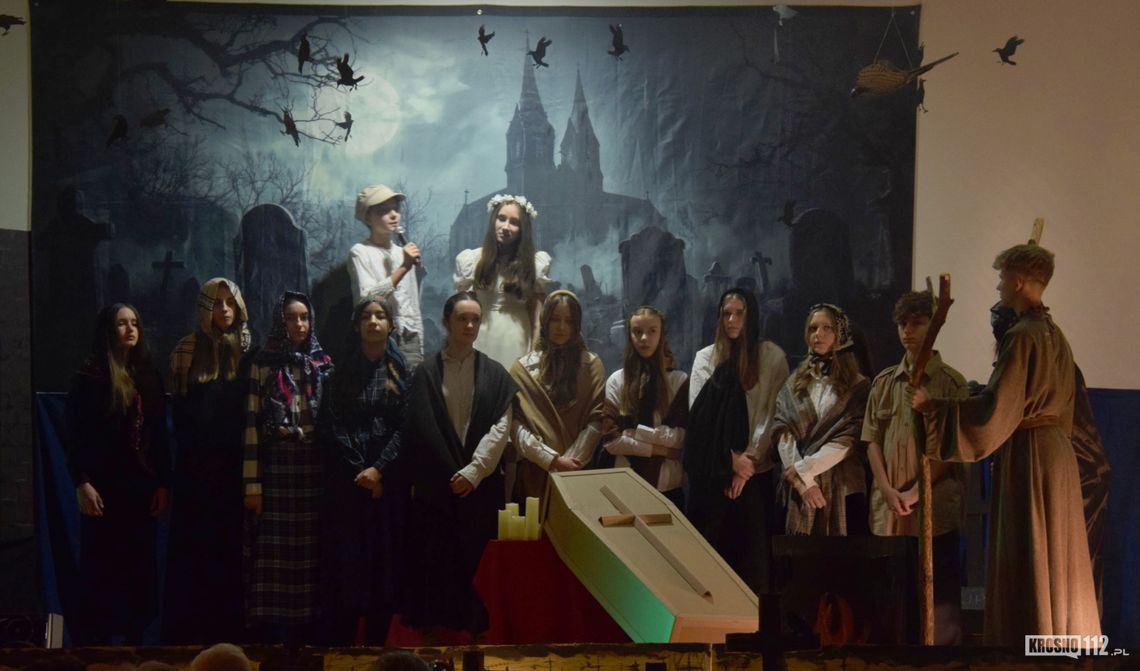 Uczniowie Szkoły Podstawowej nr 5 w Krośnie wystawili „Dziady”. Zobaczcie zdjęcia