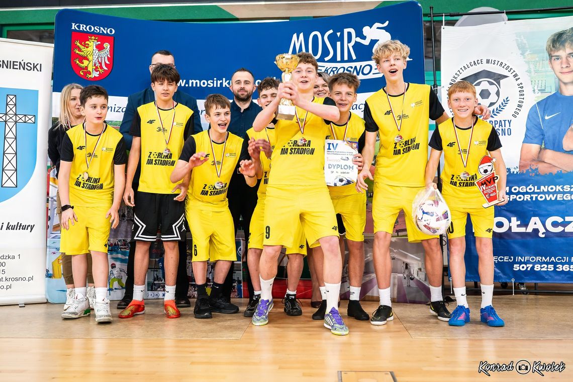 Uczniowie z krośnieńskiej „piętnastki” najlepsi na turnieju futsalowym Uczniowie z krośnieńskiej „piętnastki” najlepsi na turnieju futsalowym