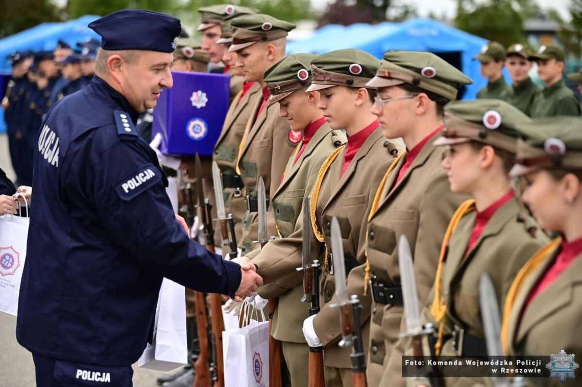 Uczniowie z Rymanowa najlepsi w województwie. Przegląd musztry klas mundurowych Uczniowie z Rymanowa najlepsi w województwie. Przegląd musztry klas mundurowych