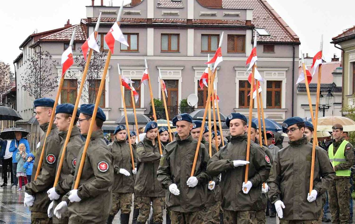 Uczniowie z rymanowskiej mundurówki zaprezentowali musztrę paradną w Bochni