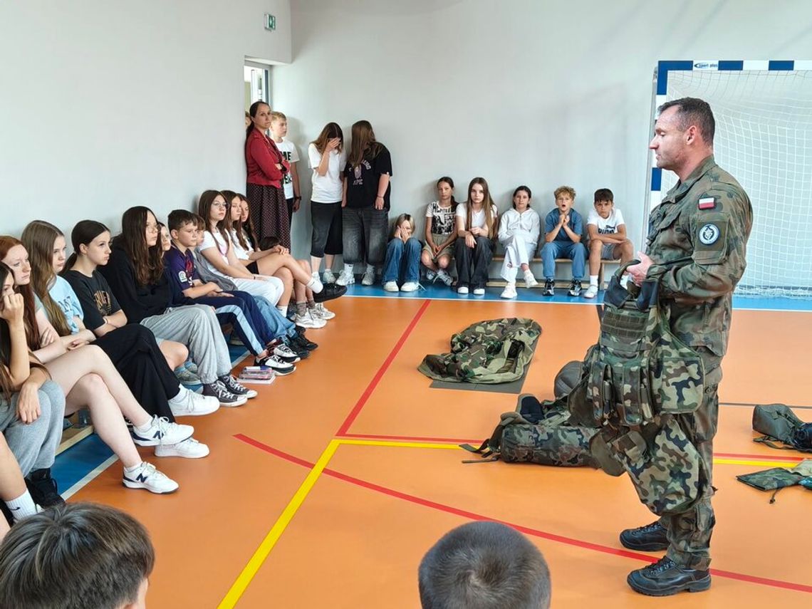 Uczniowie ZSP w Potoku uczyli się bezpieczeństwa z żołnierzami Wojska Polskiego Uczniowie ZSP w Potoku uczyli się bezpieczeństwa z żołnierzami Wojska Polskiego