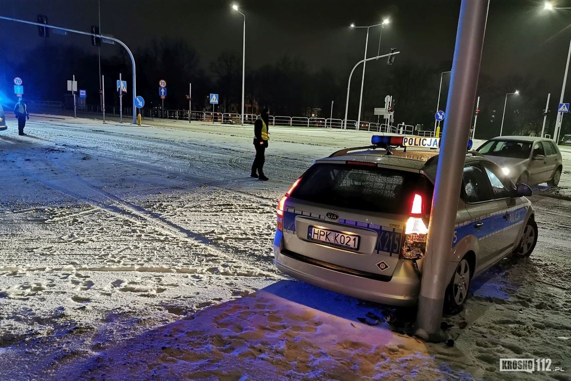 Uderzył w radiowóz. Dwóch policjantów rannych