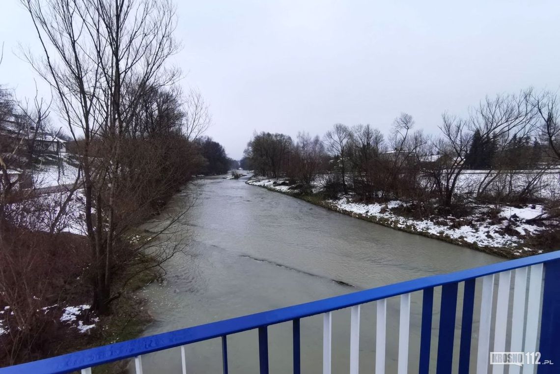 ? Ujęcie pijanego kierowcy. Mężczyzna wskoczył do rzeki