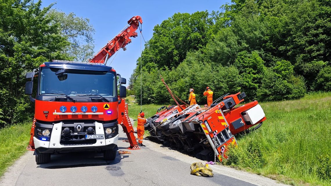 Ukraiński podnośnik na boku. Do akcji skierowano też strażaków z Krosna