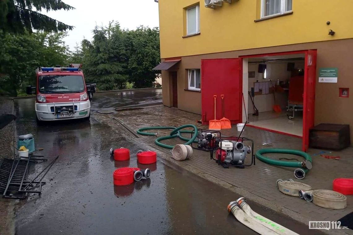 Ulewy na południu Podkarpacia. Zalana remiza OSP Iwla