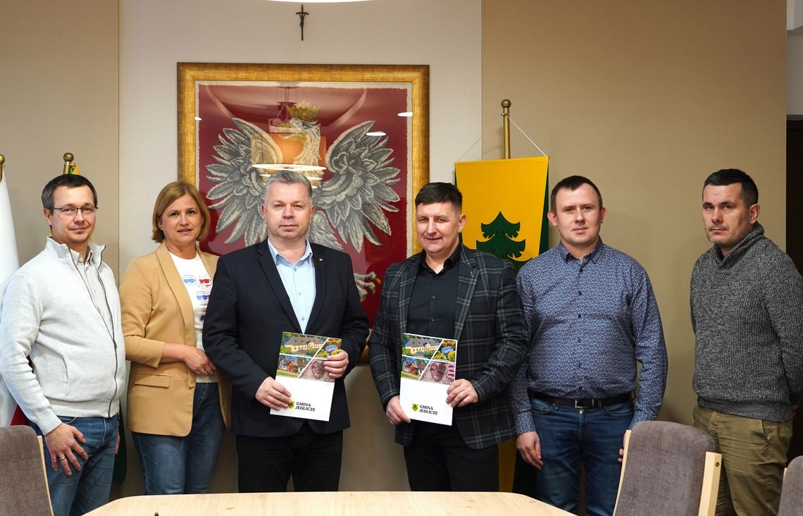 Umowa podpisana. Rusza modernizacja Domu Ludowego i garażu OSP w Długiem Umowa podpisana. Rusza modernizacja Domu Ludowego i garażu OSP w Długiem