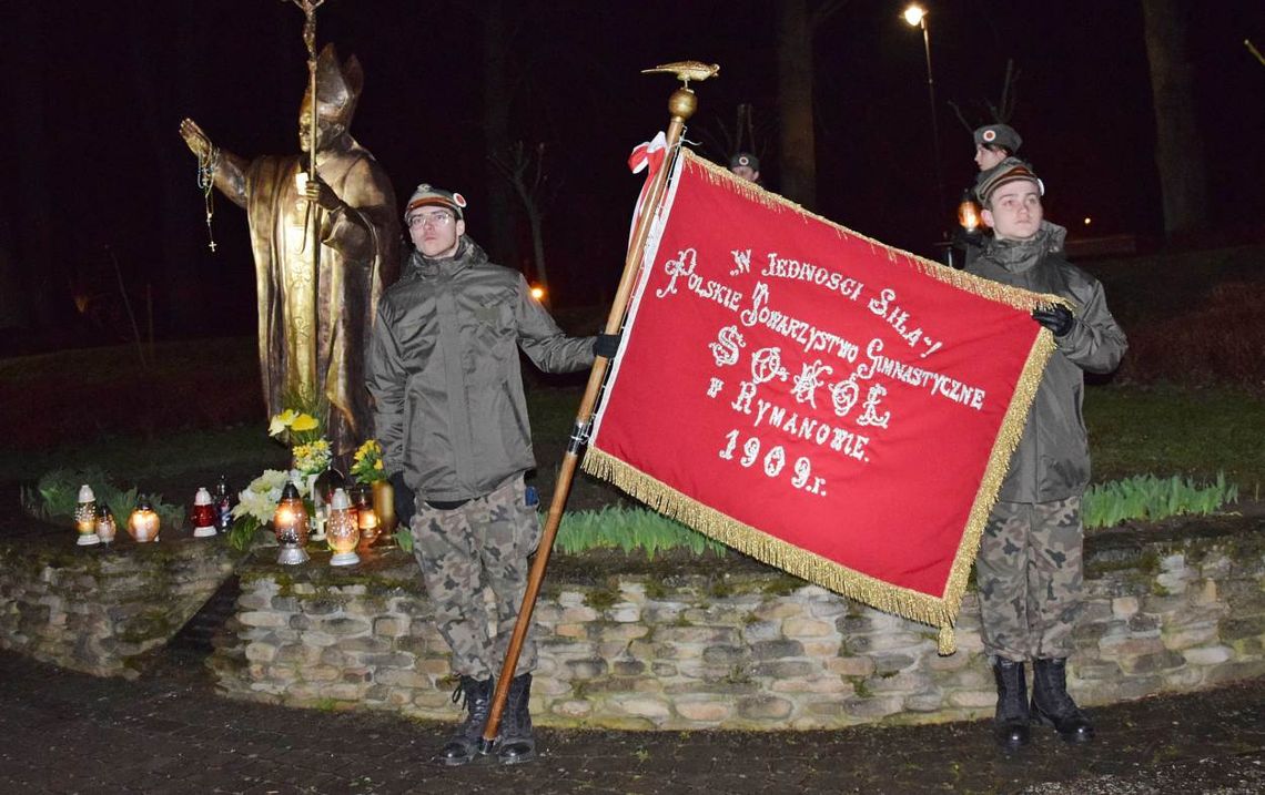 Upamiętnienie 18. rocznicy śmierci Jana Pawła II z udziałem PTG „Sokół” Rymanów – LO Rymanów