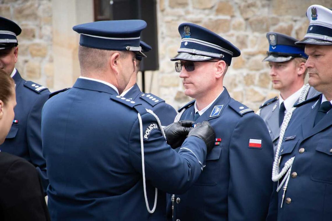 Uroczyste obchody Święta Policji na sanockim zamku. Odznaczono zasłużonych Uroczyste obchody Święta Policji na sanockim zamku. Odznaczono zasłużonych