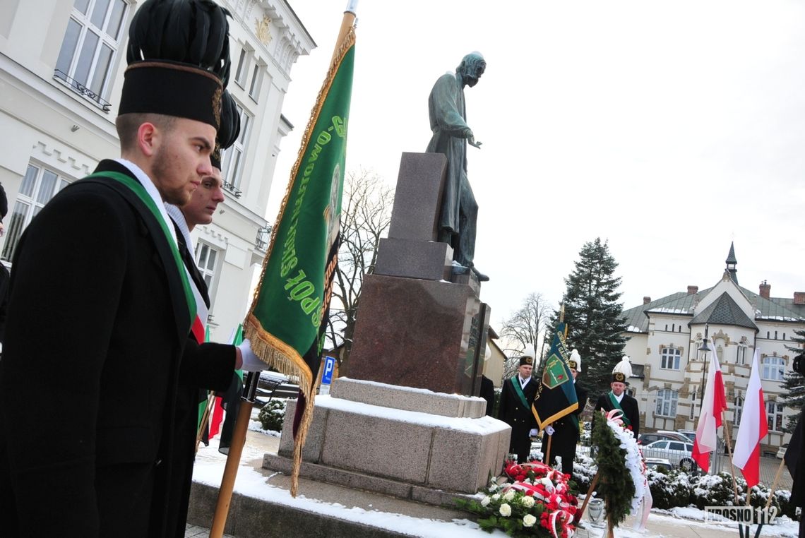 Uroczystości barbórkowe w Krośnie. Przed pomnikiem Łukasiewicza złożono wieńce