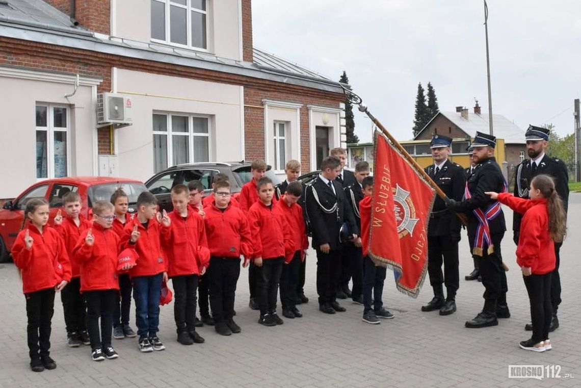Uroczysty Dzień Strażaka w OSP Krościenko Wyżne. 18 nowych członków MDP złożyło ślubowanie