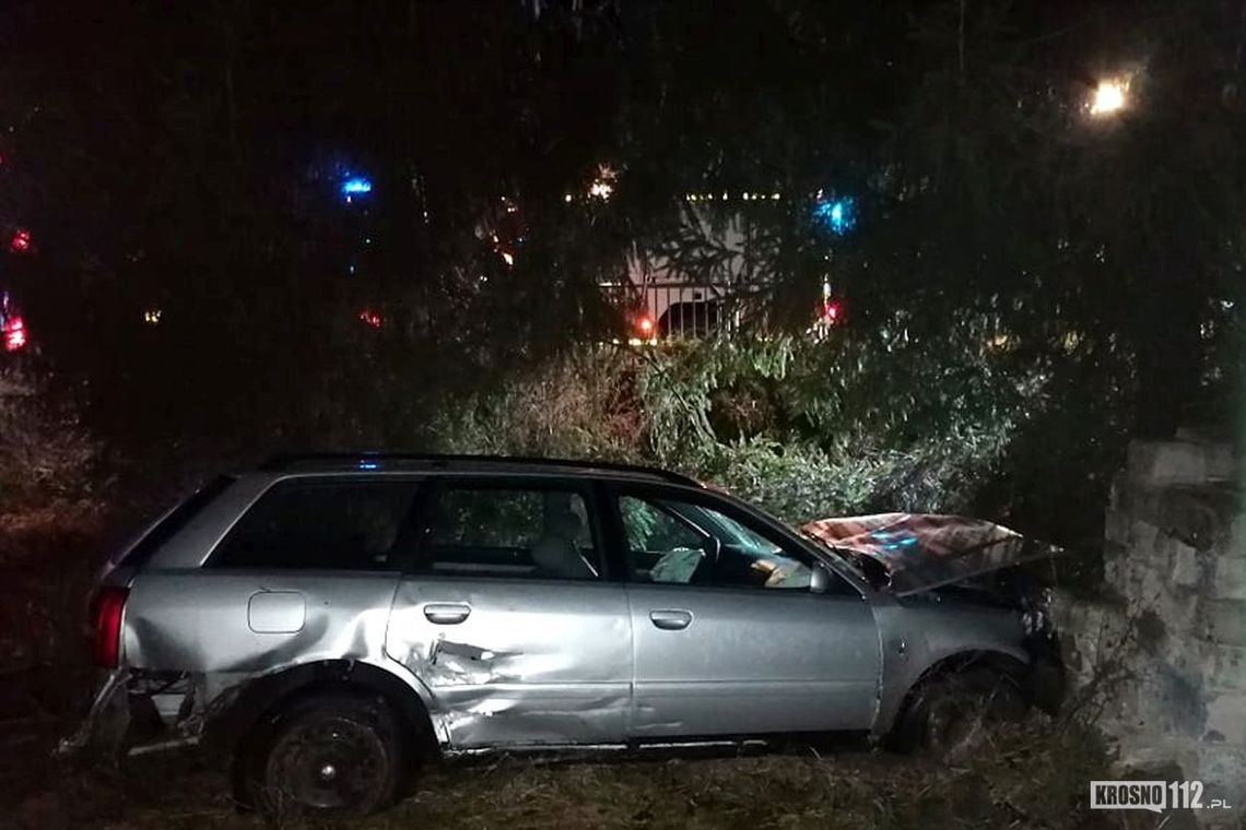 ? Ustrobna/DW990: Najechał na tył busa, przebił barierki, wjechał w drzewa i pustaki