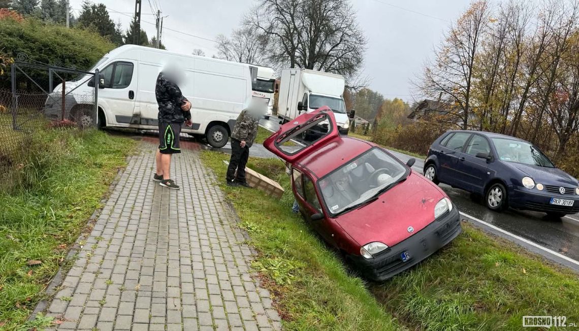 Ustrobna. Fiat wpadł do rowu. Sprawcą kierowca w Peugeocie