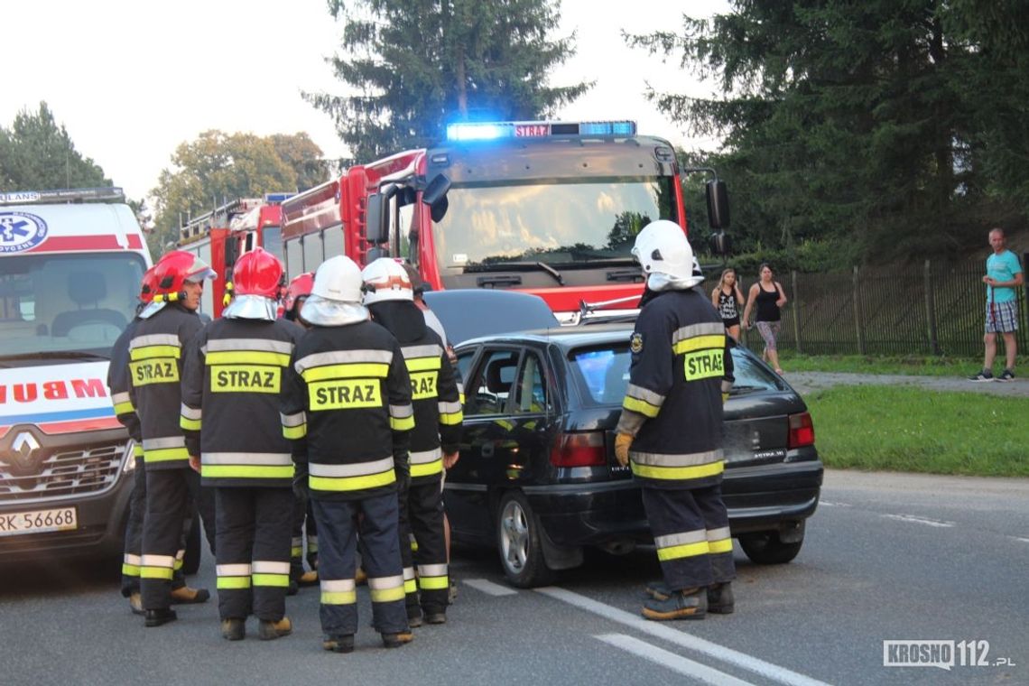 USTROBNA: Jedna osoba ranna po zderzeniu Opla i Peugeota