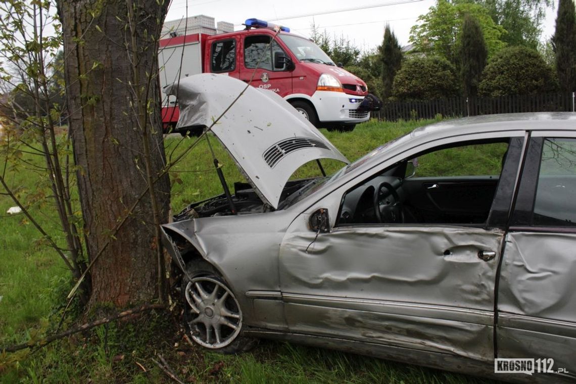 USTROBNA: Kierowca Mercedesa wjechał w dwa drzewa