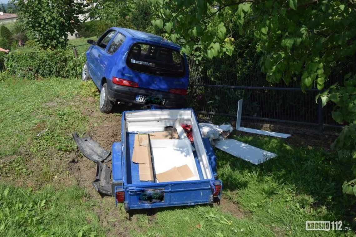 USTROBNA: Kierowca Seicento zjechał z drogi. Kolizja na DW990