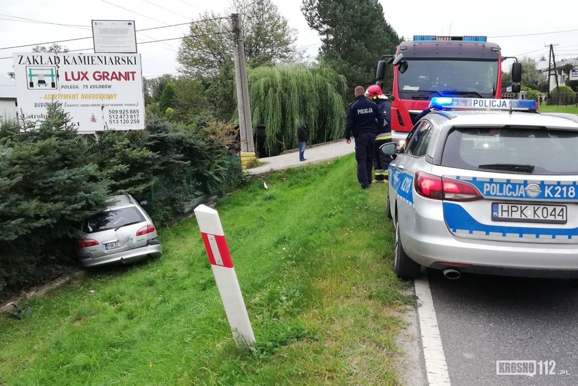 USTROBNA: Wjechał w ogrodzenie. Trzy osoby przewiezione do szpitala