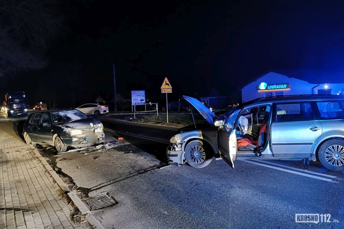USTROBNA: Zderzenie dwóch samochodów na DW990