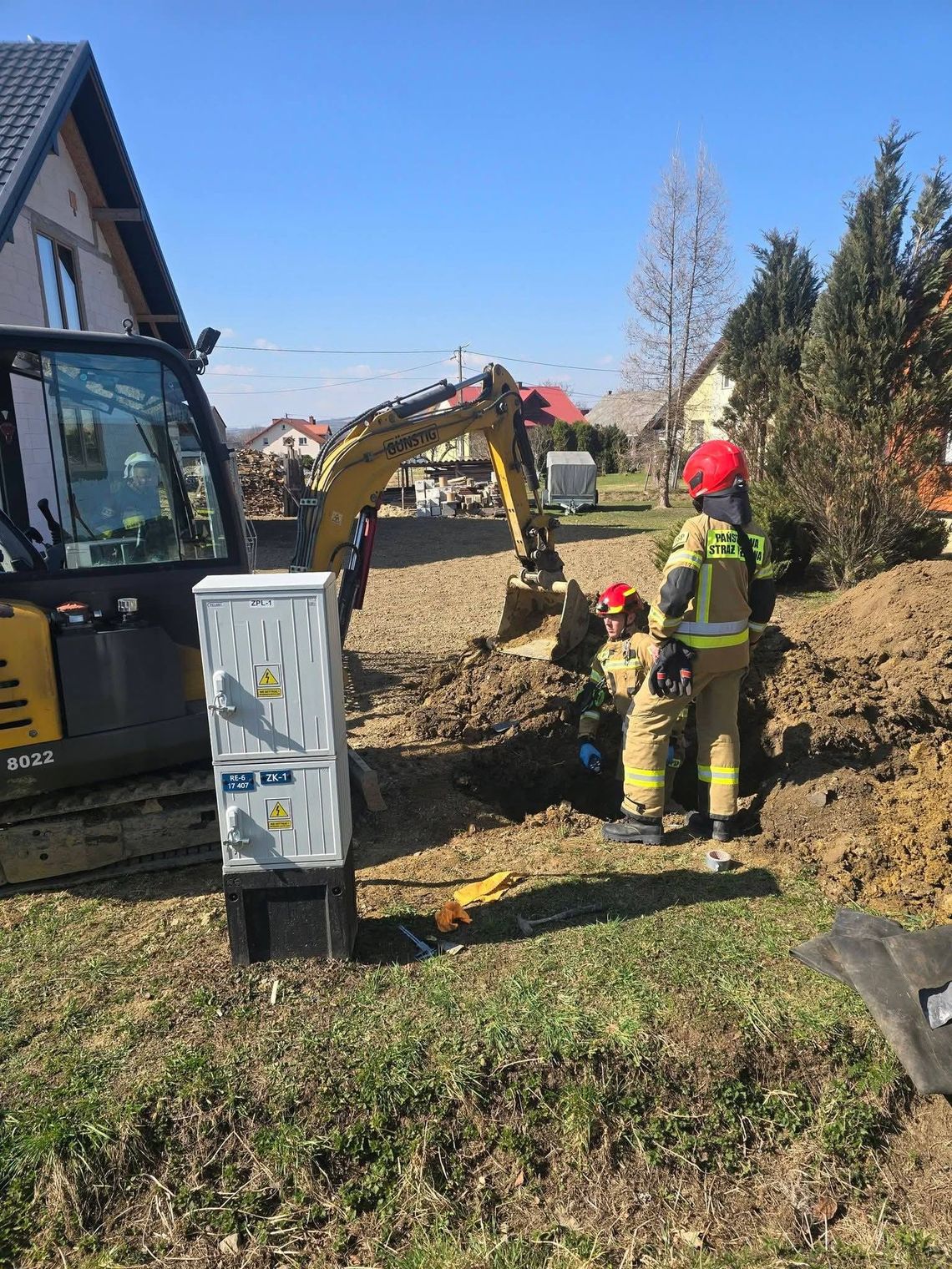 Uszkodzona rura gazowa podczas prac ziemnych. Szybka interwencja służb w Jasionce