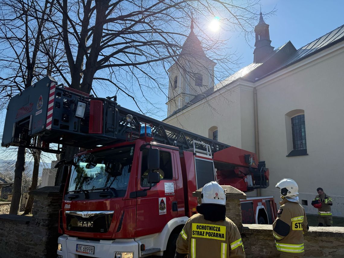 Uszkodzony krzyż na kościele w Kobylanach. Potrzebna była interwencja straży