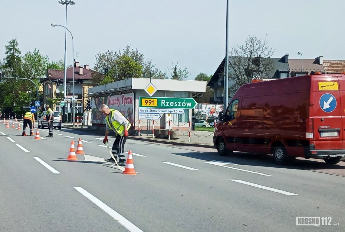 Utrudnienia na ulicach Krosna. Drogowcy zajęli się odnowieniem oznakowań na jezdniach