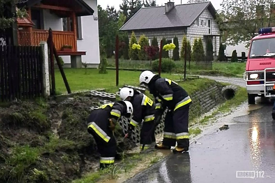 Uwaga! Intensywne opady deszczu. Trwają strażackie interwencje